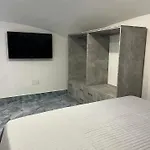 Aurora House 2 * Neapol