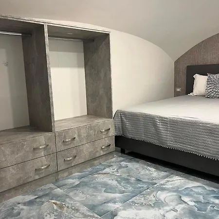 Aurora House 2 *